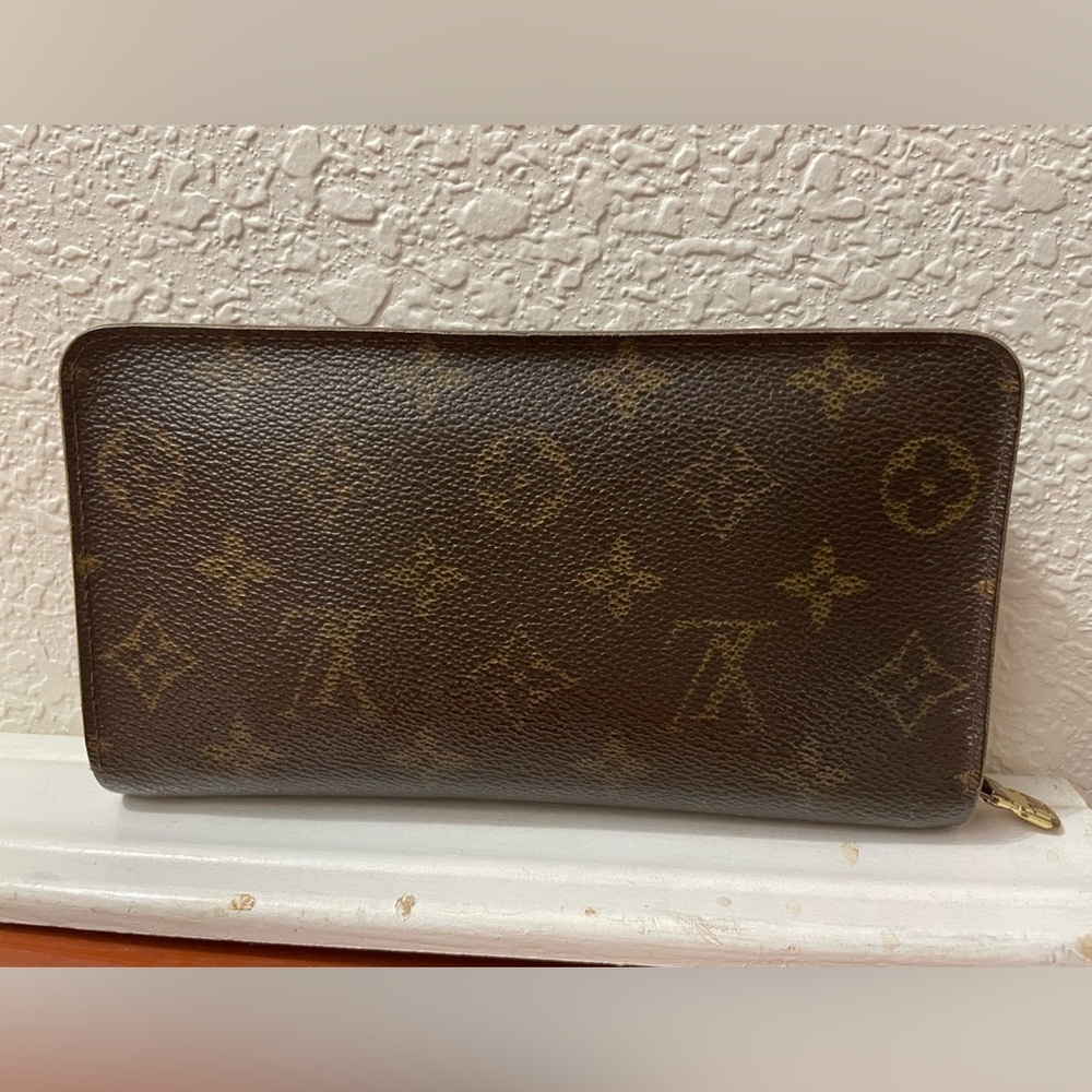 Authentic Louis Vuitton Monogram Porte
Monnaie Zip Wallet Datecode: CA0020